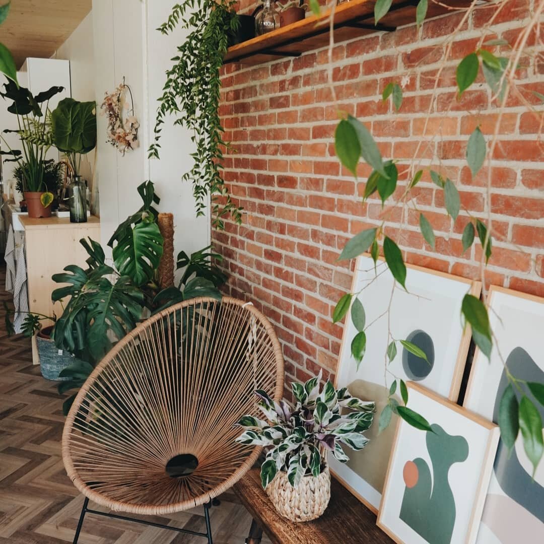 From where I stand.
In het begin was ik niet zo'n fan van de bakstenen muur, maar nu is het een van mijn favoriete plekjes in de shop geworden. Of mag ik eigenlijk weer de workshopruimte zeggen?! Ja-ha, want binnenkort wordt deze ruimte eindelijk ter